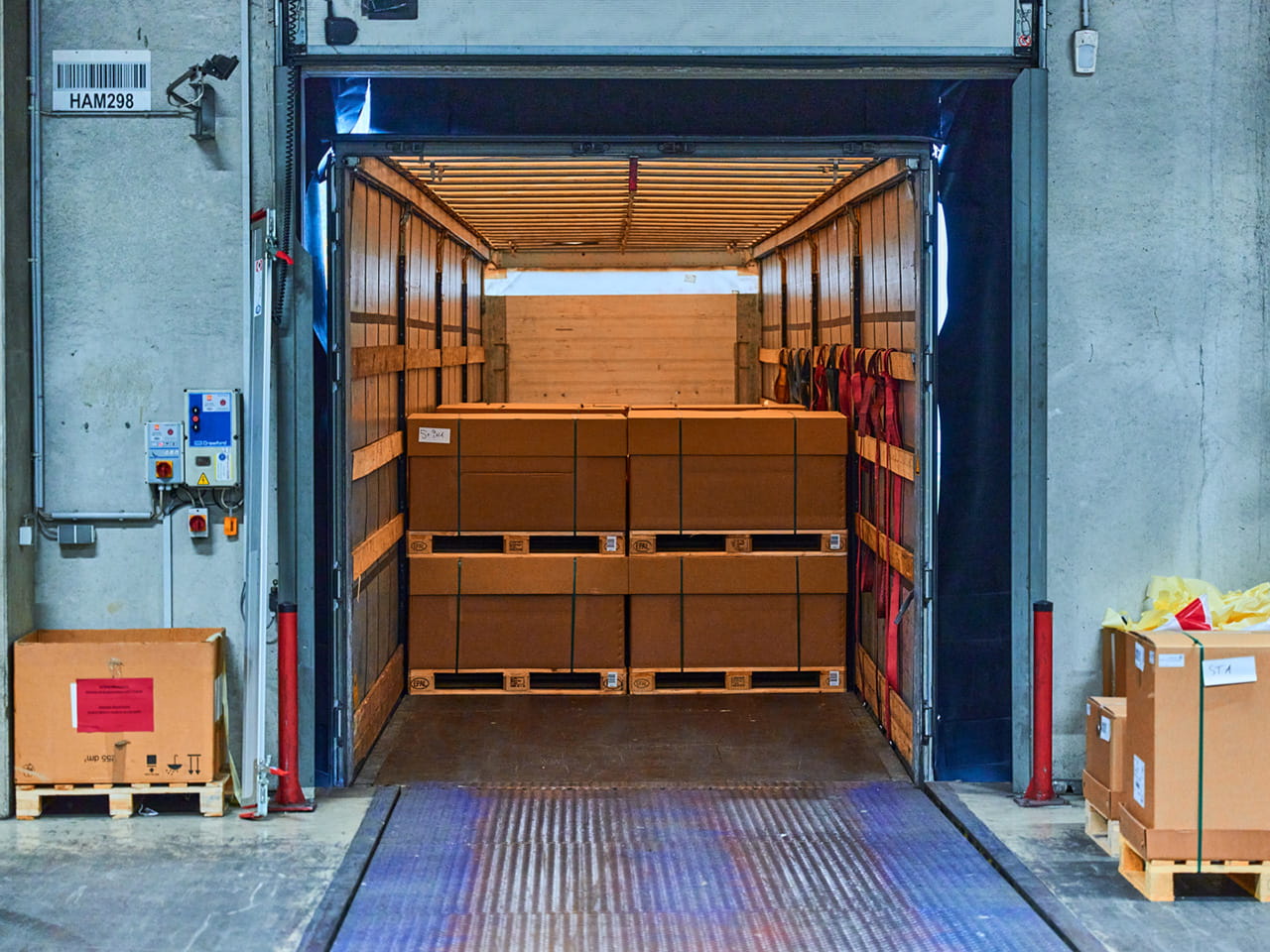 carton a traiter par la douane dans camion
